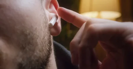 Com que frequência você deve limpar seus fones? (Evite infecções e bactérias)