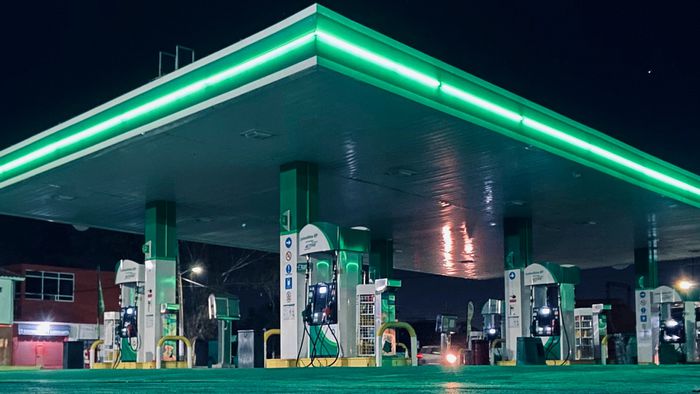 Imagem ilustrativa de uma bomba de gasolina em um posto de combustível.